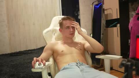 Snapshot of holiday_boys chatting on 10/10/25, 08:30 Extaz Athrey Howard online show from 10/10/25, 08:30
