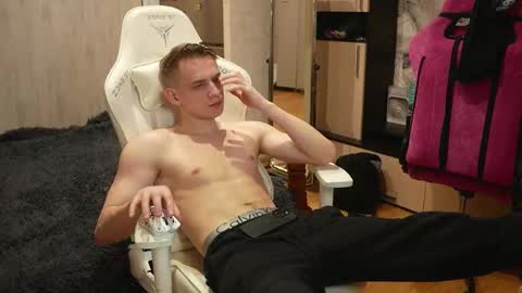 Snapshot of holiday_boys chatting on 10/25/25, 07:52 Extaz Athrey Howard online show from 10/25/25, 07:52