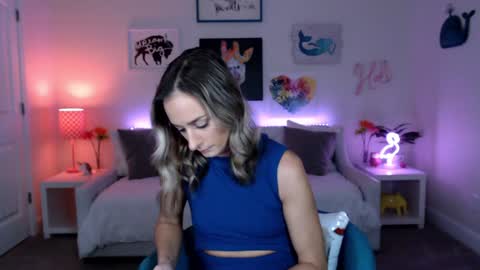 Holi Hurricane online show from 10/04/25, 04:32