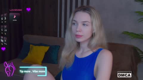 Snapshot of holl1would chatting on 01/28/25, 06:27 My social media links subscribe to support me online show from 01/28/25, 06:27