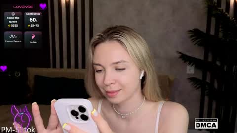 Snapshot of holl1would chatting on 04/25/26, 07:33 My social media links subscribe to support me online show from 04/25/26, 07:33