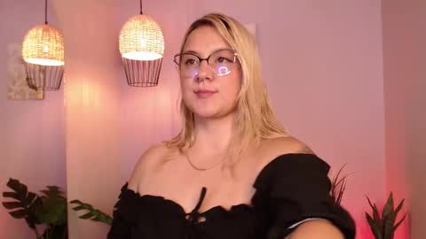 Hollie online show from 10/25/25, 07:41