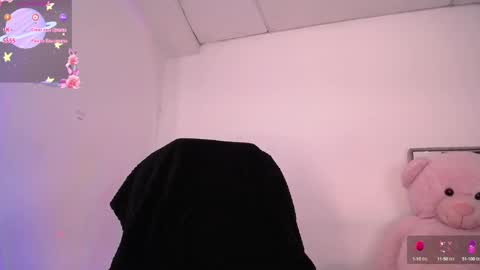 Snapshot of holly_16 chatting on 09/17/25, 06:42 holly_16 online show from 09/17/25, 06:42