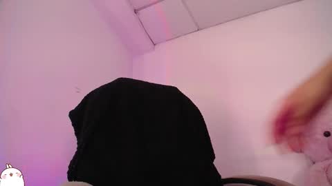 Snapshot of holly_16 chatting on 10/15/25, 12:44 holly_16 online show from 10/15/25, 12:44