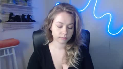 Holly online show from 02/18/25, 08:05