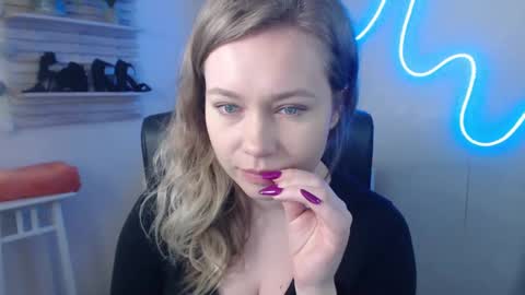 Holly online show from 02/18/25, 11:11