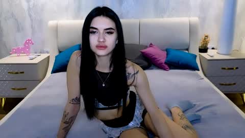 Snapshot of holly_beck chatting on 04/24/26, 08:17 Holly online show from 04/24/26, 08:17