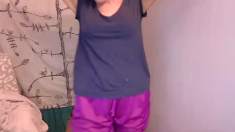 Snapshot of holly_bourbon chatting on 09/17/25, 01:29 holly_bourbon online show from 09/17/25, 01:29