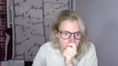 Snapshot of holly_bourbon chatting on 10/20/25, 08:20 holly_bourbon online show from 10/20/25, 08:20