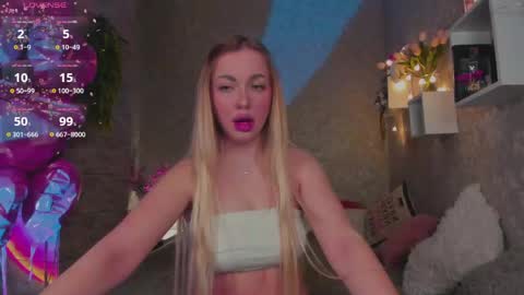 Snapshot of holly_molly8 chatting on 04/28/26, 10:26 holly_molly8 online show from 04/28/26, 10:26