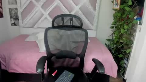 Snapshot of holly_rose69 chatting on 06/19/26, 12:59 Holly online show from 06/19/26, 12:59