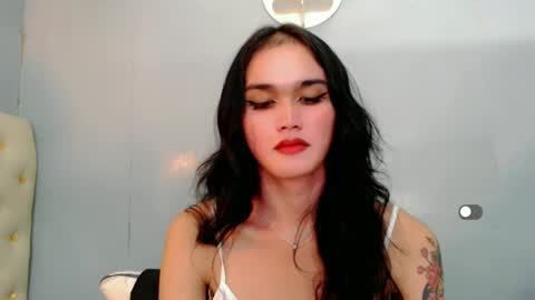 Snapshot of holly_sunshine69 chatting on 12/27/24, 02:22 Apple online show from 12/27/24, 02:22