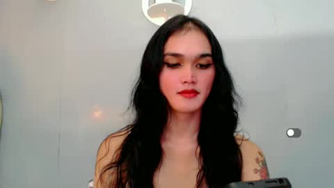 Snapshot of holly_sunshine69 chatting on 01/10/25, 09:34 Apple online show from 01/10/25, 09:34