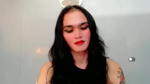 Snapshot of holly_sunshine69 chatting on 01/11/25, 09:26 Apple online show from 01/11/25, 09:26