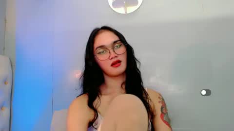 Snapshot of holly_sunshine69 chatting on 01/21/25, 10:08 Apple online show from 01/21/25, 10:08