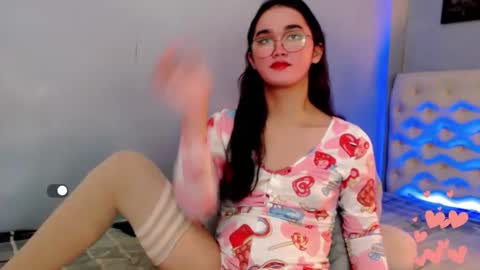 Snapshot of holly_sunshine69 chatting on 05/17/26, 02:20 Apple online show from 05/17/26, 02:20