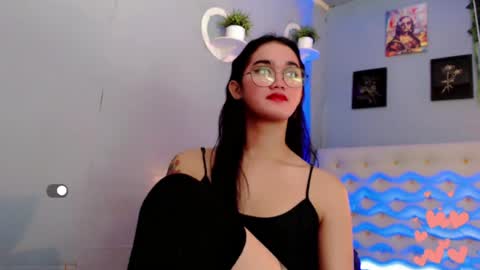 Snapshot of holly_sunshine69 chatting on 06/15/26, 04:25 Apple online show from 06/15/26, 04:25