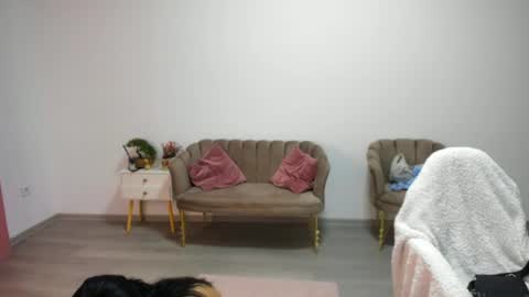 holly_wood18 online show from 06/26/26, 08:08