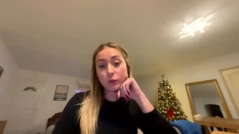 Snapshot of hollyandelon chatting on 12/04/25, 11:02 hollyandelon online show from 12/04/25, 11:02