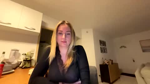 Snapshot of hollyandelon chatting on 01/13/26, 11:43 hollyandelon online show from 01/13/26, 11:43