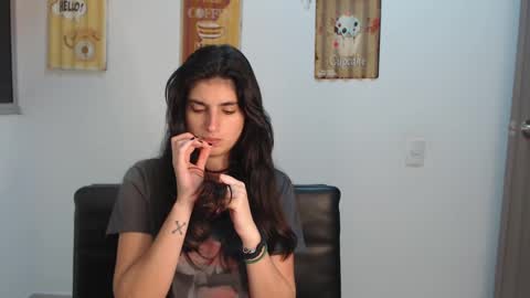 Snapshot of hollyshit_ chatting on 02/20/25, 12:30 hollyshit_ online show from 02/20/25, 12:30