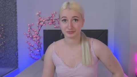 Snapshot of hollytaillor chatting on 04/14/26, 12:11 HollyTaillor online show from 04/14/26, 12:11