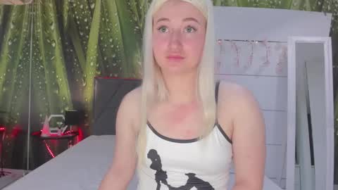 Snapshot of hollytaillor chatting on 04/19/26, 05:29 HollyTaillor online show from 04/19/26, 05:29