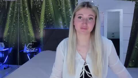 Snapshot of hollytaillor chatting on 05/16/26, 12:15 HollyTaillor online show from 05/16/26, 12:15