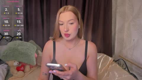 Snapshot of hollyylee chatting on 09/25/25, 12:14 Emma online show from 09/25/25, 12:14