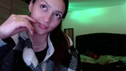 holy_julii online show from 06/10/26, 03:39