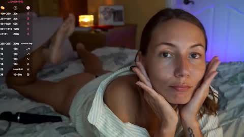 Snapshot of holyvivian chatting on 03/11/25, 06:10 V online show from 03/11/25, 06:10