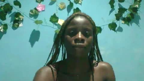 Snapshot of honey_bug2 chatting on 09/24/25, 07:28 Queen online show from 09/24/25, 07:28