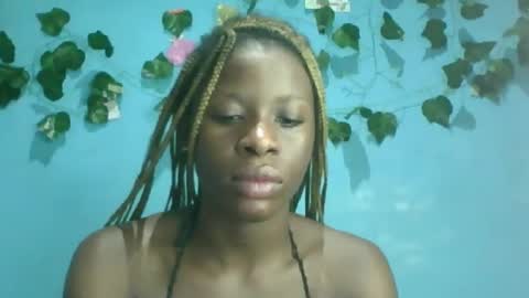 Snapshot of honey_bug2 chatting on 10/09/25, 06:33 Queen online show from 10/09/25, 06:33