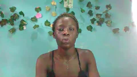 Snapshot of honey_bug2 chatting on 10/16/25, 09:10 Queen online show from 10/16/25, 09:10