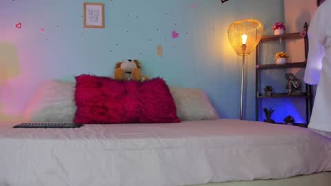 Snapshot of honey_fox01 chatting on 01/08/25, 09:00 HONEY online show from 01/08/25, 09:00