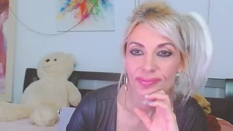 Snapshot of honey_lara chatting on 04/18/26, 11:16 honey_lara online show from 04/18/26, 11:16