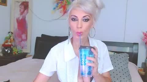 Snapshot of honey_lara chatting on 07/16/26, 01:11 honey_lara online show from 07/16/26, 01:11