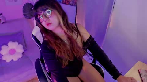 Snapshot of honey_m0on chatting on 06/04/26, 06:58 Milenka online show from 06/04/26, 06:58
