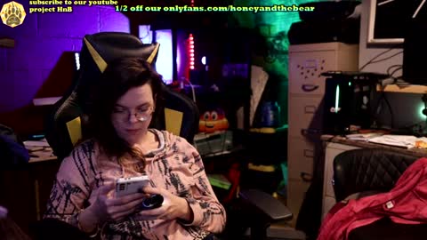 Honey and Bear online show from 02/04/25, 03:22