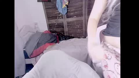 Snapshot of honeyapplealaska chatting on 10/25/25, 03:14 Honey Apple Alaska online show from 10/25/25, 03:14