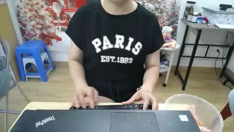 Snapshot of honeybaby2k chatting on 11/30/25, 05:11 honeybaby2k online show from 11/30/25, 05:11