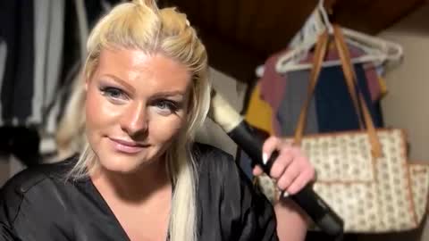 Snapshot of honeybuhnny chatting on 02/21/26, 02:23 honeybuhnny online show from 02/21/26, 02:23