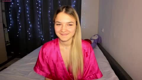 Snapshot of honeybunnyyy_ chatting on 03/27/26, 08:30 HoneyBunny online show from 03/27/26, 08:30