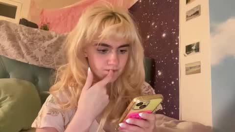 Snapshot of honeyxlimbed chatting on 12/15/24, 07:13 Emi Rose online show from 12/15/24, 07:13