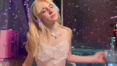 Snapshot of honeyxlimbed chatting on 01/16/25, 08:22 Emi Rose online show from 01/16/25, 08:22