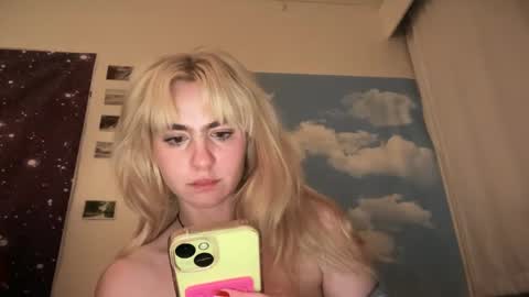 Snapshot of honeyxlimbed chatting on 02/13/25, 08:06 Emi Rose online show from 02/13/25, 08:06