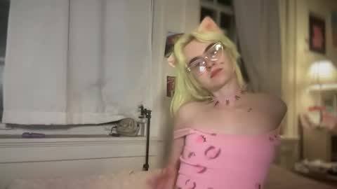 Snapshot of honeyxlimbed chatting on 10/27/25, 05:00 Emi Rose online show from 10/27/25, 05:00