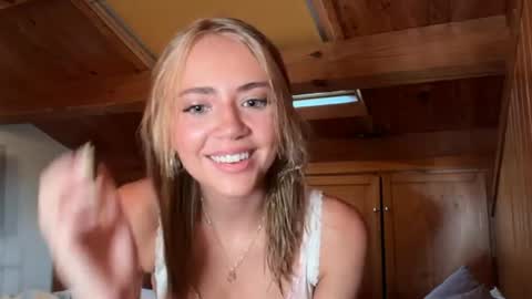 Snapshot of honeyyy95 chatting on 07/02/26, 05:24 Honey online show from 07/02/26, 05:24