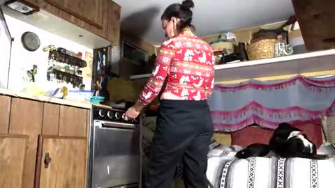 Snapshot of hoodoou chatting on 12/23/25, 01:58 hoodoou online show from 12/23/25, 01:58