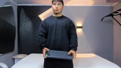 horny_nick18 online show from 04/25/26, 11:35